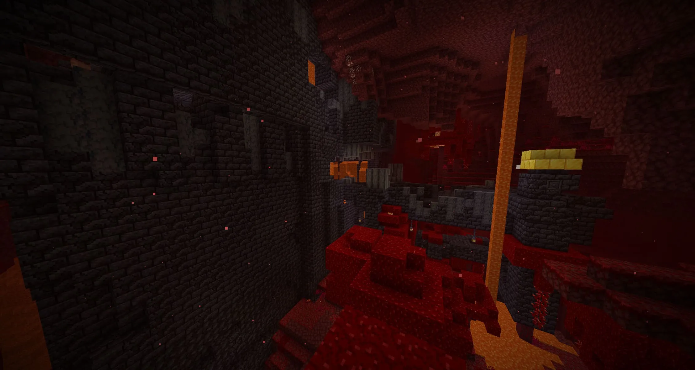 Bastión en el bosque carmesí con el puente en la Nether Update de Minecraft Snapshot 20W16A