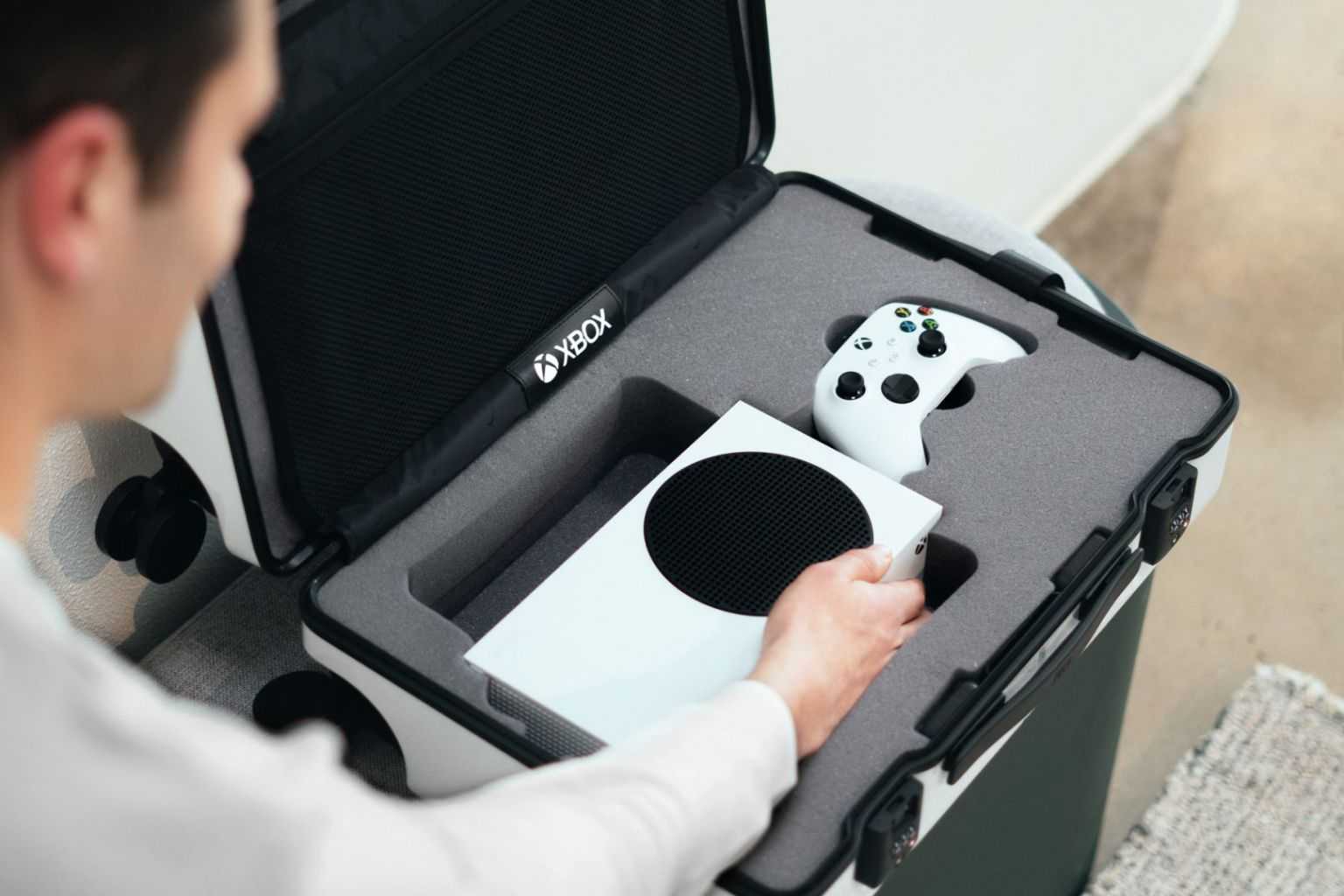 Xbox lanza esta espectacular maleta para llevar Xbox Series S de viaje