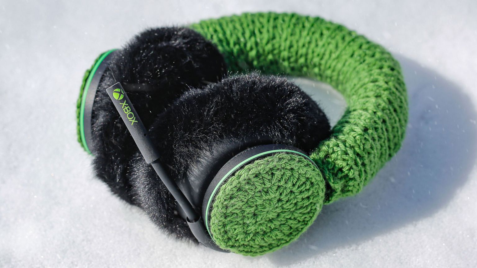 La base son los auriculares oficiales de Xbox con material de invierno recubriendolos. Tristemente no se pondrán a la venta.