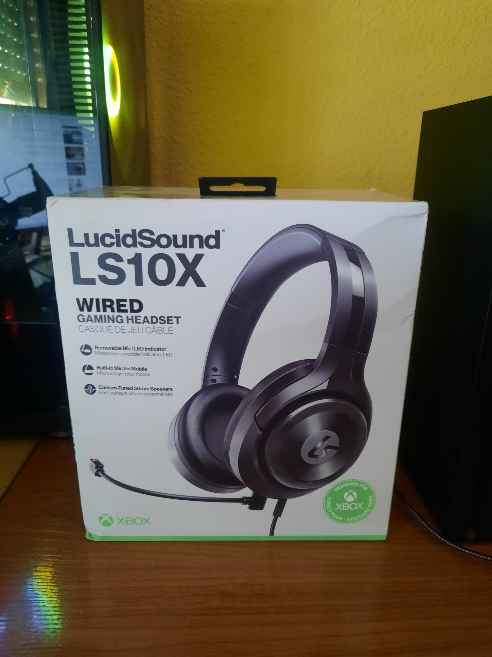thumbnail image 2 of LucidSound LS15X Wireless Gaming Headset For Xbox Series X|S – 50mm Drivers, 15-Hour Battery 2 of 11